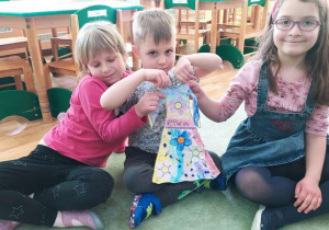 Dzieci pokazują suknię, którą wykonały dla Pani Wiosny.